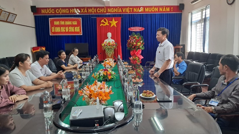 Tặng hoa và chúc mừng Sở Khoa học và Công nghệ nhân Ngày khoa học công nghệ Việt Nam.