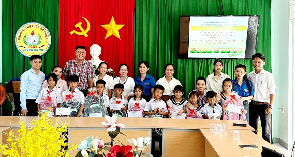 Chi đoàn TNCS Hồ Chí Minh Sở Khoa học và Công nghệ tổ chức thăm, tặng quà cho các em học sinh nghèo, vươn lên học giỏi tại xã Ba Chùa, huyện Ba Tơ