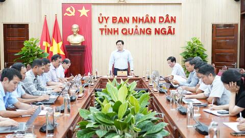 Phó Chủ tịch UBND tỉnh Trần Phước Hiền làm việc với Trung tâm Ứng dụng khoa học công nghệ tỉnh Quảng Ngãi