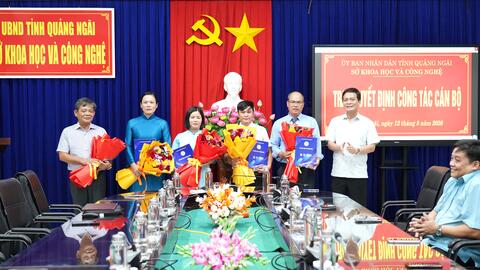 Sở Khoa học và Công nghệ tỉnh Quảng Ngãi công bố, trao các quyết định về công tác cán bộ