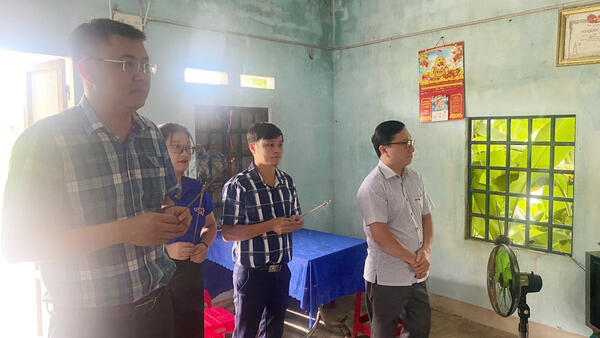 Sở Khoa học và Công nghệ tổ chức Đoàn thăm, kính hương các Bà mẹ Việt Nam Anh hùng do Sở Khoa học và Công nghệ nhận phụng dưỡng nhân dịp Quốc khánh 2/9.