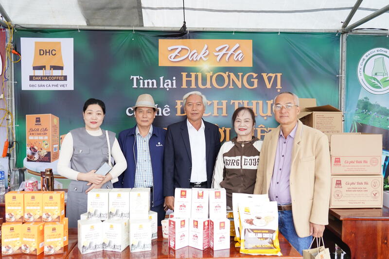 Các gian hàng sản phẩm trưng bày tại Ngày hội Đổi mới sáng tạo và Chuyển đổi số tỉnh Quảng Ngãi năm 2025