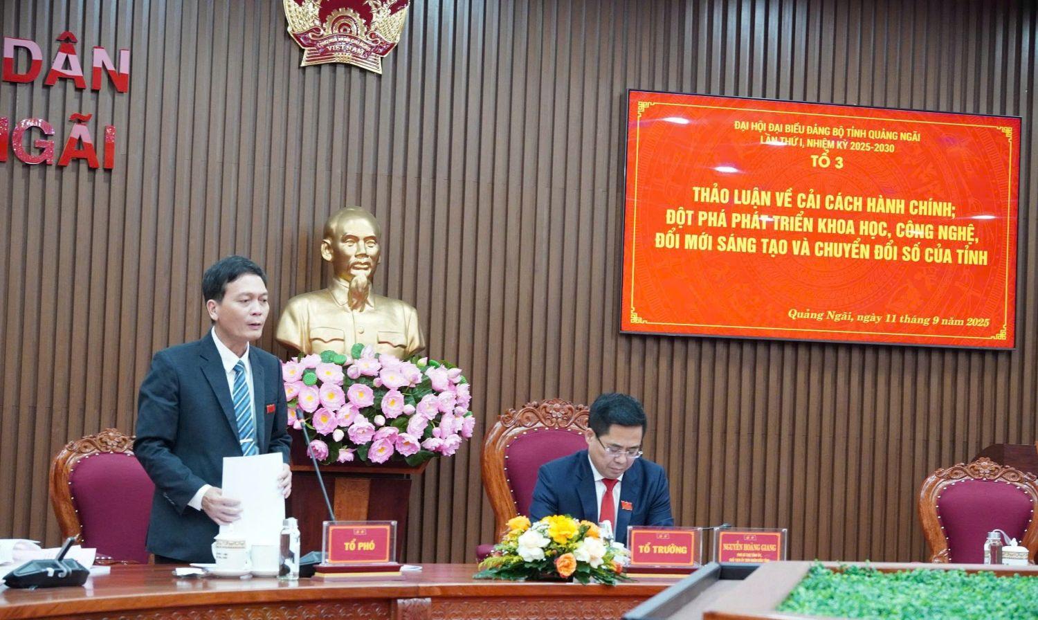 Giám đốc Sở KH&CN Nguyễn Tấn Liêm trao đổi tại buổi thảo luận.