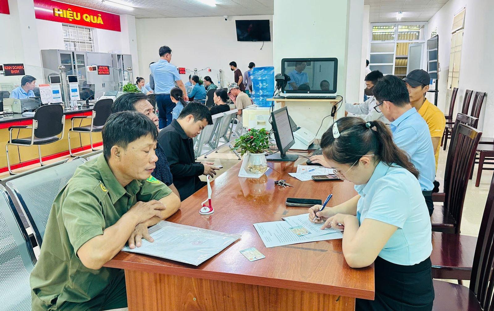 Người dân đến làm thủ tục ở Trung tâm phục vụ hành chính công xã Bình Sơn