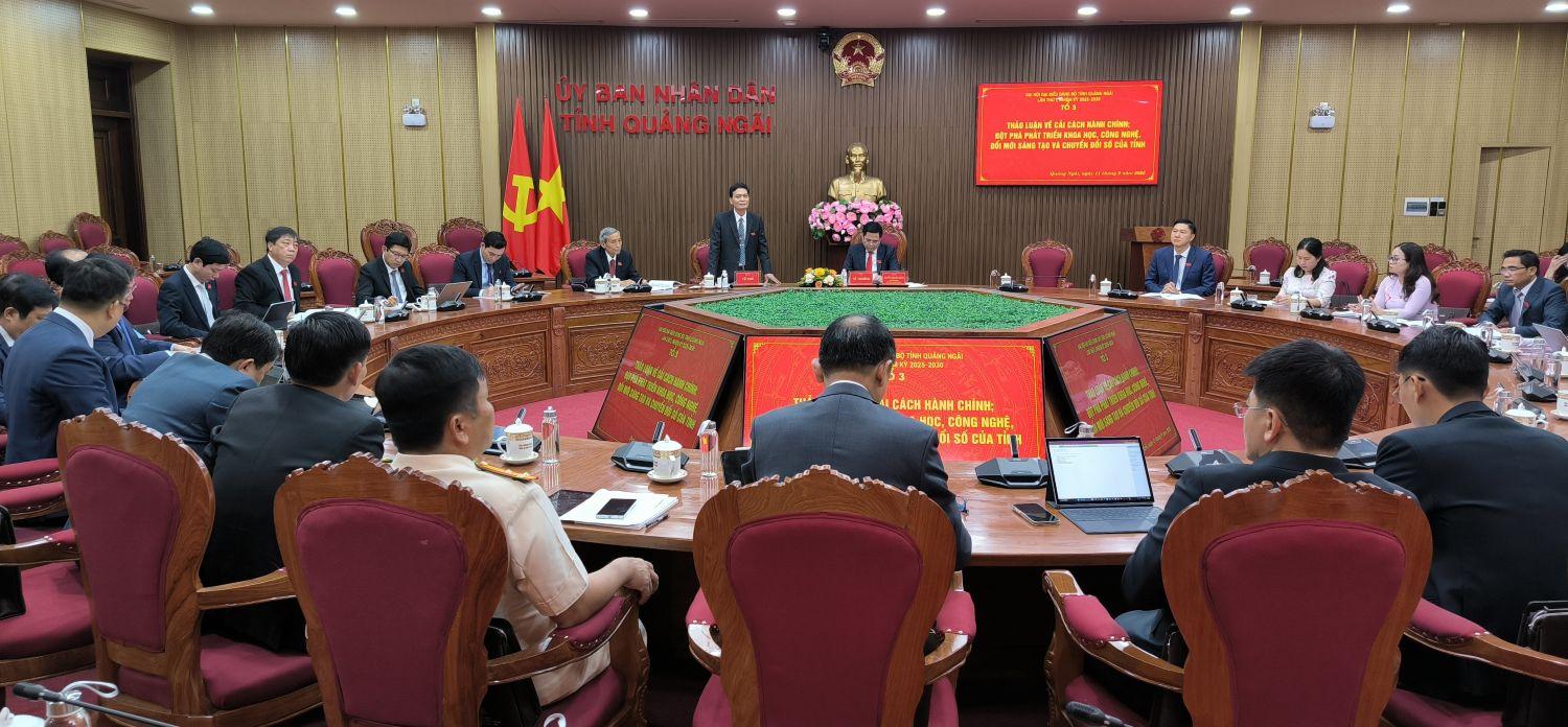 Các đại biểu thảo luận về “Cải cách hành chính; đột phá phát triển khoa học, công nghệ, đổi mới sáng tạo và chuyển đổi số của tỉnh”.