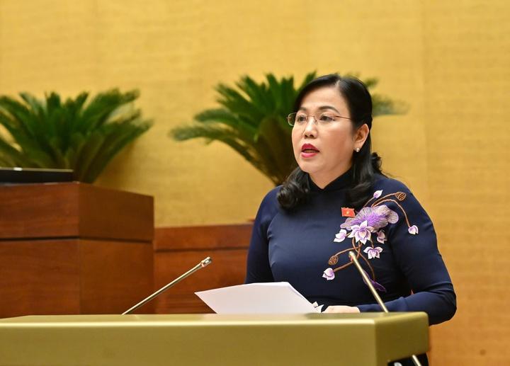 Bà Nguyễn Thanh Hải - Chủ nhiệm Ủy ban Khoa học, Công nghệ và Môi trường của Quốc hội - trình bày Báo cáo thẩm tra về dự án Luật Chuyển đổi số.