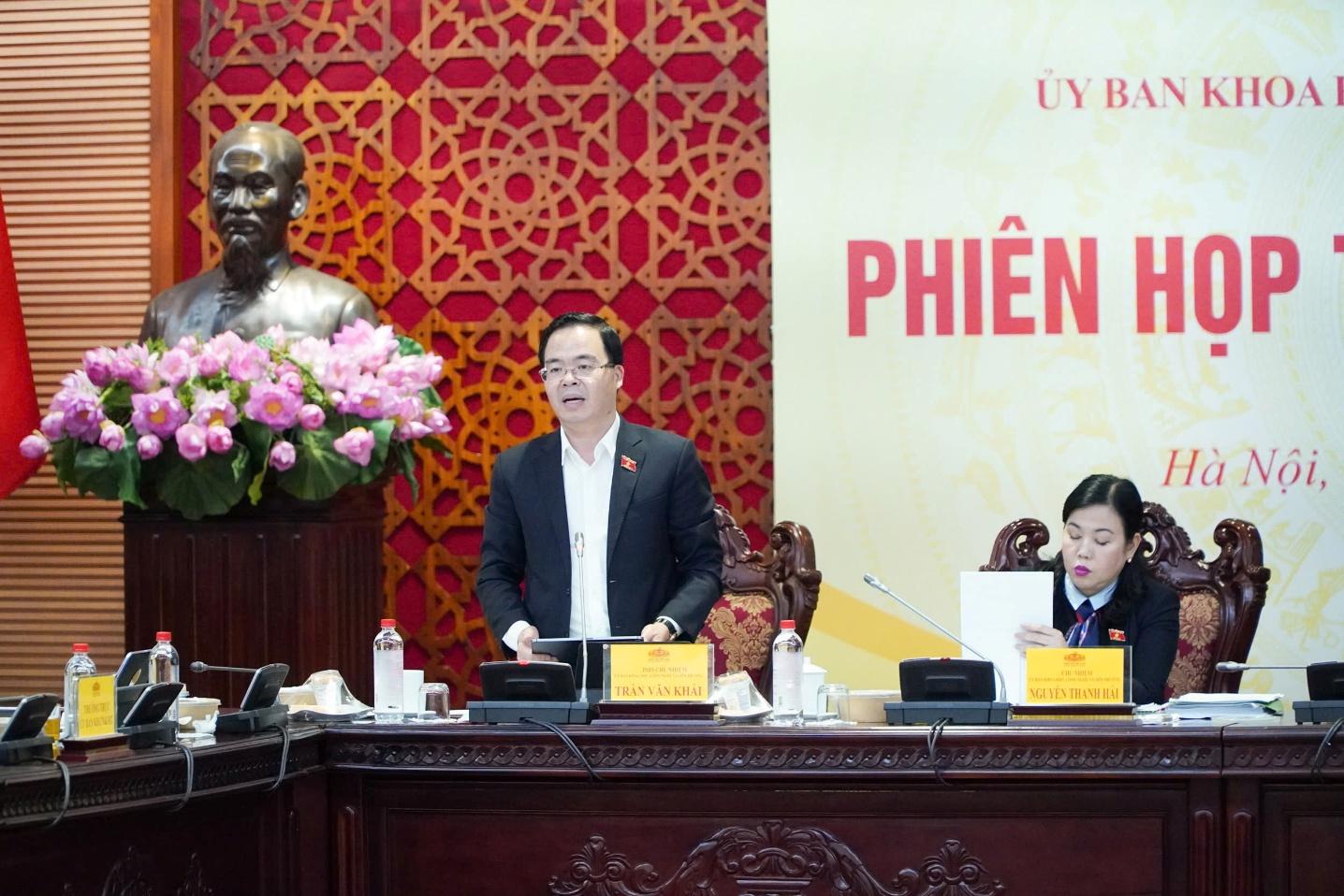 Phó Chủ nhiệm Ủy ban KH,CN&MT của Quốc hội Trần Văn Khải trình bày Báo cáo tóm tắt thẩm tra dự án Luật AI. Phó Chủ nhiệm Ủy ban KH,CN&MT của Quốc hội Trần Văn Khải trình bày Báo cáo tóm tắt thẩm tra dự án Luật AI.