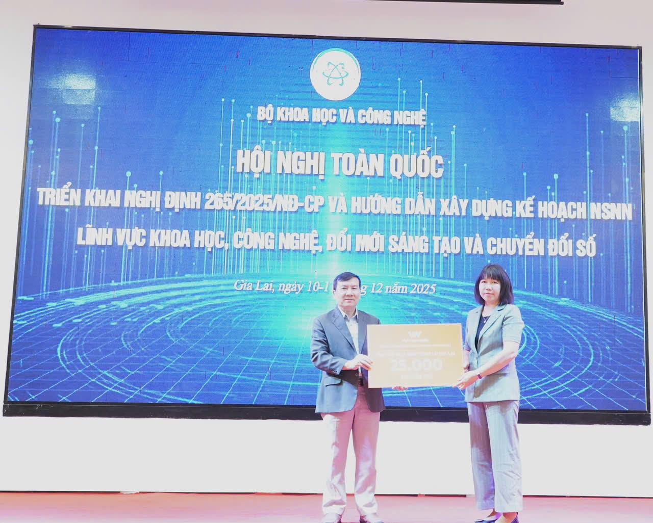 Bà Trần Bảo Hồng, Giám đốc tài chính của Công ty cổ phần Viễn thông di động Vietnamobile trao ủng hộ 25 nghìn quyển vở cho học sinh. Bà Trần Bảo Hồng, Giám đốc tài chính của Công ty cổ phần Viễn thông di động Vietnamobile trao ủng hộ 25 nghìn quyển vở cho học sinh.