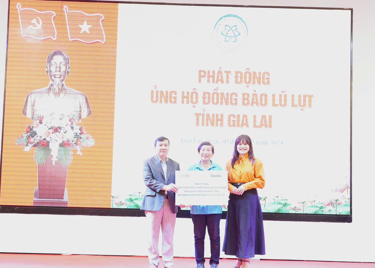 Tại Hội nghị, Bà Trương Thanh Thanh, Chủ tịch Hội đồng Quản lý Quỹ Hy vọng; ông Phạm Hiếu, Tổng biên tập Báo VnExpress; Bà Phạm Ngọc Anh, Chánh Văn phòng Tập đoàn FPT trao Hỗ trợ tái thiết sau bão với số tiền 3,35 tỷ đồng cho 9 trường học tại Gia Lai và 1.891 hộp thực phẩm bảo vệ sức khỏe trị giá hơn 300 triệu đồng cho giáo viên và học sinh tại Gia Lai. Tại Hội nghị, Bà Trương Thanh Thanh, Chủ tịch Hội đồng Quản lý Quỹ Hy vọng; ông Phạm Hiếu, Tổng biên tập Báo VnExpress; Bà Phạm Ngọc Anh, Chánh Văn phòng Tập đoàn FPT trao Hỗ trợ tái thiết sau bão với số tiền 3,35 tỷ đồng cho 9 trường học tại Gia Lai và 1.891 hộp thực phẩm bảo vệ sức khỏe trị giá hơn 300 triệu đồng cho giáo viên và học sinh tại Gia Lai.