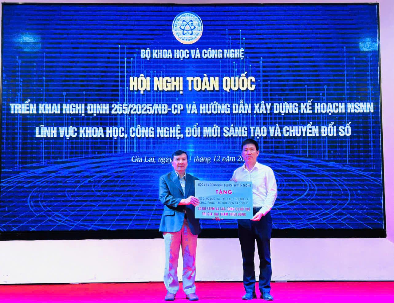 Ông Đinh Hồng Hải, đại diện Học viên Công nghệ Bưu chính viễn thông trao suất tài trợ 30 bộ STEM liên quan công nghệ chiến lược và các công cụ hỗ trợ trị giá 200 triệu đồng. Ông Đinh Hồng Hải, đại diện Học viên Công nghệ Bưu chính viễn thông trao suất tài trợ 30 bộ STEM liên quan công nghệ chiến lược và các công cụ hỗ trợ trị giá 200 triệu đồng.