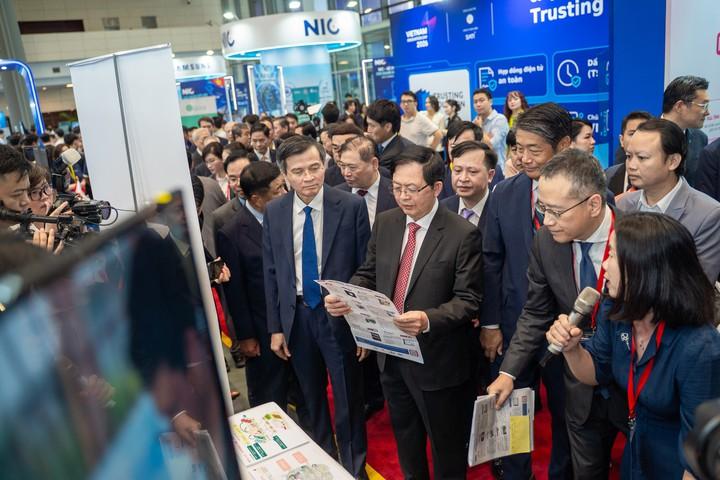 Phó Thủ tướng Hồ Quốc Dũng cùng đoàn đại biểu tham quan gian hàng tại Ngày hội Đổi mới sáng tạo Quốc gia.