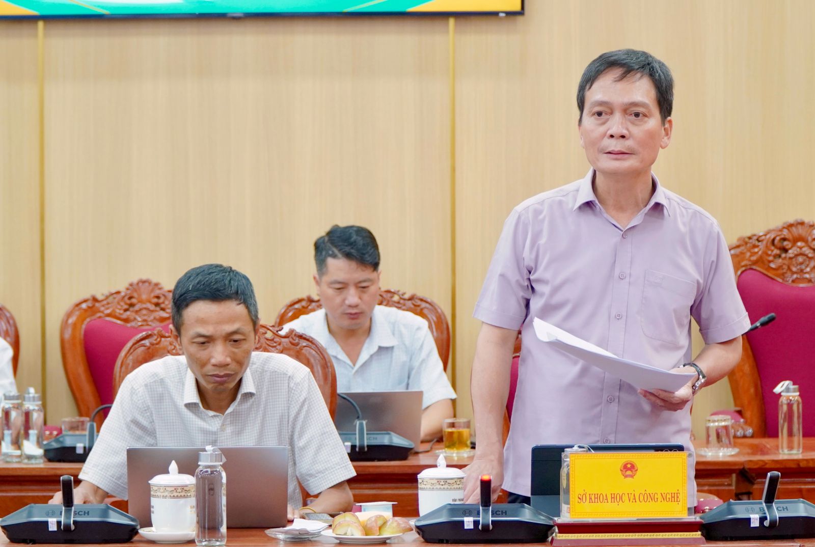 Lãnh đạo Sở KHCN báo cáo tại cuộc họp